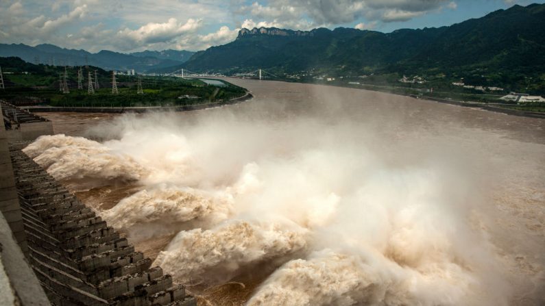 La presa de las Tres Gargantas descargando agua de la inundación en Yichang, China el 19 de julio de 2020. (STR/AFP/Getty Images)