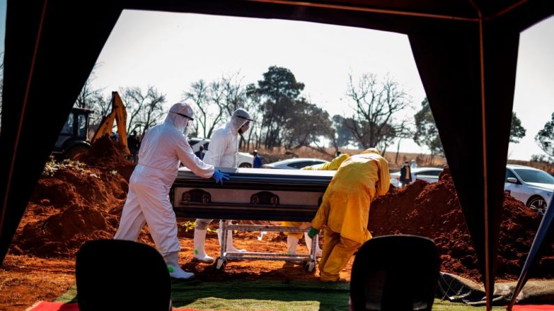 Empleados de una funeraria retiran