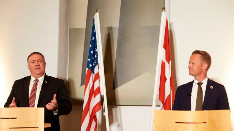 El ministro de asuntos exteriores danés, Jeppe Kofod (Der.), y el secretario de estado de Estados Unidos, Mike Pompeo dan una conferencia de prensa conjunta en Copenhague (Dinamarca) el 22 de julio de 2020. (Foto de Thibault Savary/varias fuentes/AFP) (Foto de THIBAULT SAVARY/AFP a través de Getty Images)
