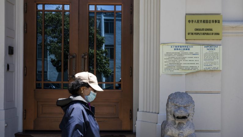 Una persona pasa por delante del Consulado General de la República Popular China en San Francisco el 23 de julio de 2020. (PHILIP PACHECO/AFP vía Getty Images)