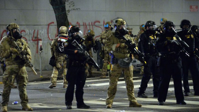 Oficiales de la policía federal hacen guardia durante una protesta en Portland, Oregon, el 23 de julio de 2020.(ANKUR DHOLAKIA/AFP vía Getty Images)