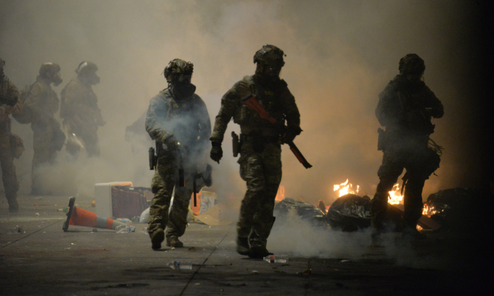 Policía Federal de EE. UU. utiliza métodos de control de multitudes para dispersar a los manifestantes en el Centro de Justicia del Condado de Multnomah en Portland, Oregon, el 23 de julio de 2020. - La policía disparó gases lacrimógenos y mantuvo batallas con los alborotadores en Portland en la última noche de las manifestaciones e contra la brutalidad policial y el despliegue de tropas federales en las ciudades de EE. UU. (ANKUR DHOLAKIA/AFP vía Getty Images)