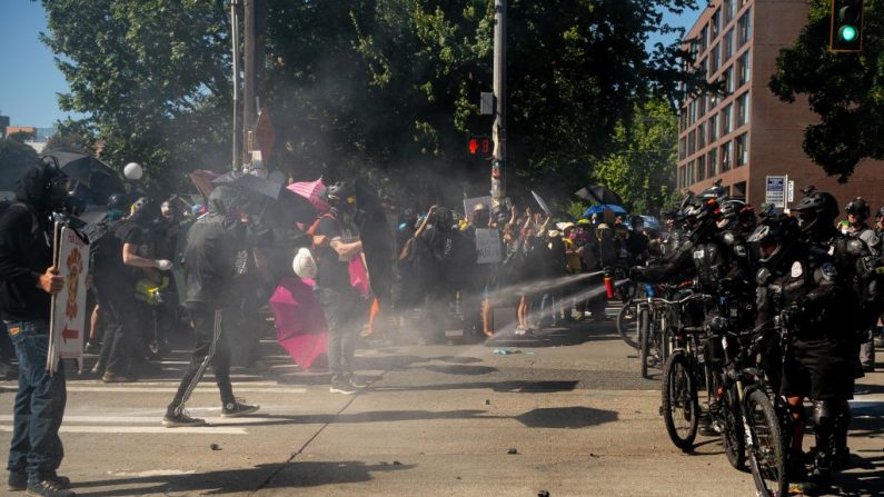 Policía usa el gas pimienta como munición no letal en las calles durante las protestas en Seattle el 25 de julio de 2020 en Seattle, Washington. (David Ryder/Getty Images)