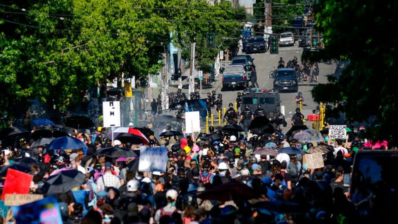 Los manifestantes se enfrentan a la policía en la antigua sede de la Protesta Organizada del Capitol Hill (CHOP) luego que una manifestación del "Día de Acción Juvenil y Solidaridad hacia Portland" en Seattle, Wash., el 25 de julio de 2020. (Jason Redmond/AFP vía Getty Images)
