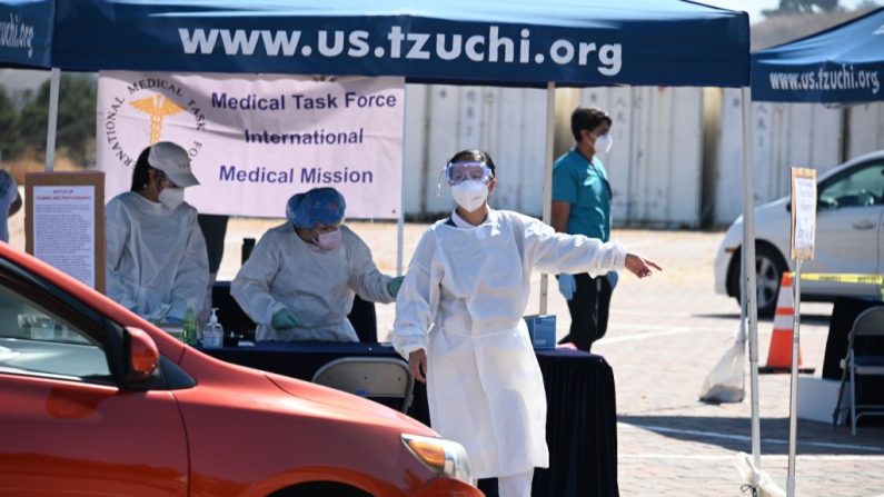 Las personas con cita llegan en coches para una prueba de anticuerpos del nuevo coronavirus en un sitio de pruebas serológicas rápidas de anticuerpos el 26 de julio de 2020 en San Dimas, California (ROBYN BECK/AFP vía Getty Images)
