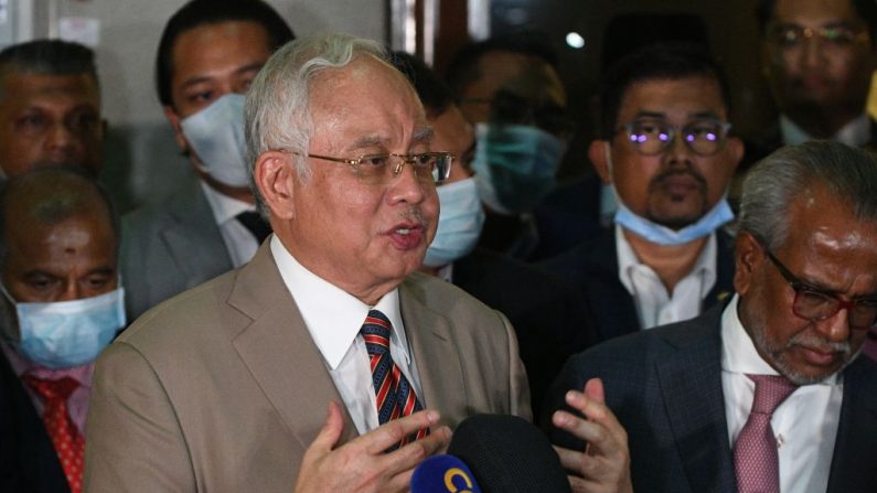 El ex primer ministro de Malasia, Najib Razak, habla con miembros de los medios de comunicación después de haber sido declarado culpable en su juicio por corrupción en Kuala Lumpur (Malasia) el 28 de julio de 2020. (Foto de MOHD RASFAN/AFP vía Getty Images)