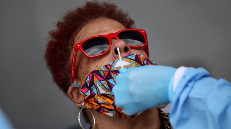 Una paciente es analizada por la prueba de coronavirus en un lugar de pruebas en el barrio de Anacostia el 10 de junio de 2020 en Washington, DC. (Foto de Win McNamee/Getty Images)
