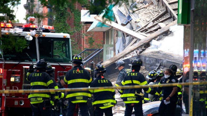 El Departamento de Bomberos de la Ciudad de Nueva York (FDNY) trabaja en la escena después de que un edificio de tres pisos que albergaba el Body Elite Gym en la esquina de las calles Court y Union se derrumbara el 1 de julio de 2020 en el barrio de Carroll Gardens del distrito de Brooklyn, Nueva York (EE.UU.). (Foto de Justin Heiman/Getty Images)