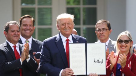 Trump firma decreto para fomentar la prosperidad de los latinos