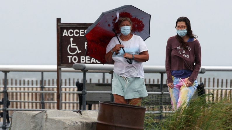 Los visitantes caminan por el paseo marítimo en tiempo de lluvia en Jones Beach el 10 de julio de 2020 en Wantagh, Nueva York (EE.UU.). (Foto de Bruce Bennett/Getty Images)