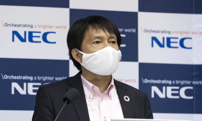 Hiroshi Kodama, Jefe de Información de la NEC, durante una demostración en la sede de la Corporación NEC en Tokio el 13 de julio de 2020. (Tomohiro Ohsumi/Getty Images para NEC Corporation)