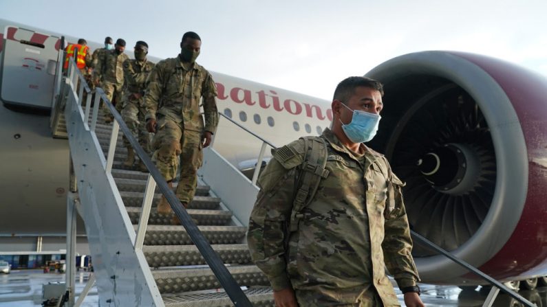 Soldados del Ejército de los EE.UU. desembarcan de un avión a su llegada al aeropuerto de Poznan el 16 de julio de 2020 en Poznan, Polonia. (Foto de Sean Gallup/Getty Images)