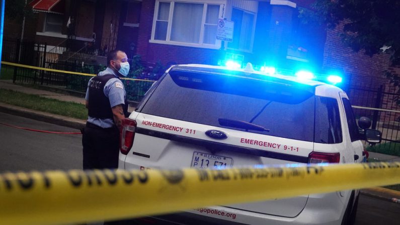 La policía investiga la escena de un tiroteo en el barrio de Auburn Gresham el 21 de julio de 2020 en Chicago, Illinois. (Foto de Scott Olson/Getty Images)