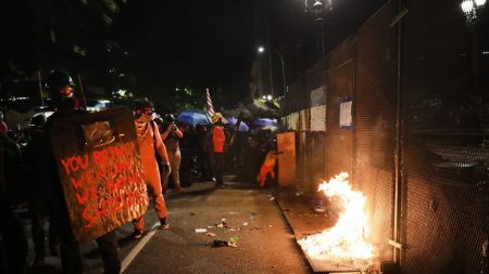 Alborotadores rompen cerca de juzgado en Portland, obligando la respuesta de las fuerzas federales