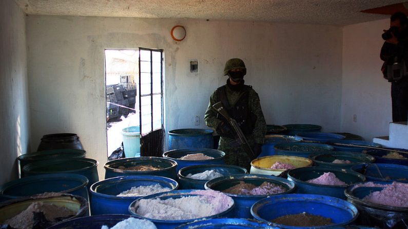 Un soldado hace guardia dentro de un laboratorio clandestino de procesamiento de drogas químicas descubierto en México el 9 de febrero de 2012. (Héctor Guerrero/AFP/Getty Images)