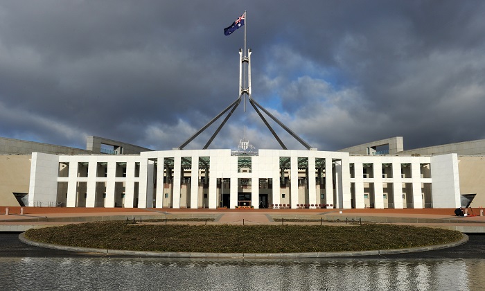 La bandera nacional australiana ondea sobre la Casa del Parlamento en Canberra en esta imagen de archivo. (Torsten Blackwood/AFP/Getty Images)