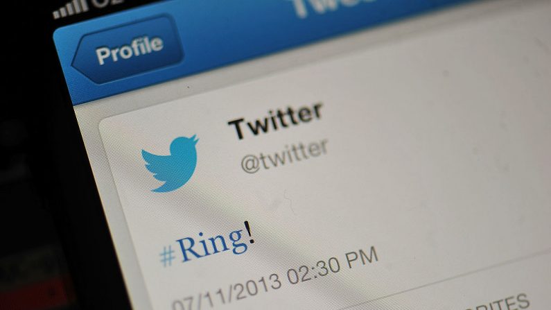 Logo de Twitter y el hashtag '#Ring!' se muestra en un dispositivo móvil cuando la compañía anunció su oferta pública inicial y su debut en la Bolsa de Valores de Nueva York el 7 de noviembre de 2013 en Londres, Inglaterra
