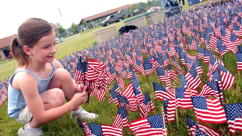 Banderas americanas en el suelo en una foto de archivo. (William Thomas Cain/Getty Images)
