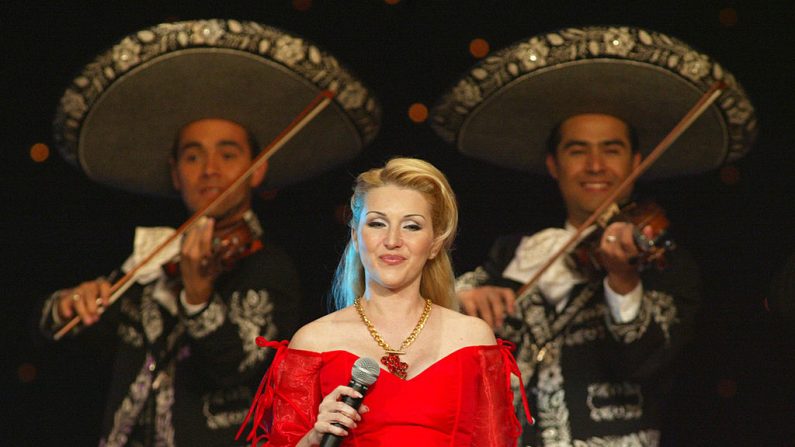 La cantante Alicia Villarreal actúa en los Premios Ritmo de Música Latina de 2002 en el Kodak Theatre de Hollywood, California (EE.UU.). el 25 de octubre de 2002. Foto de Kevin Winter/Getty Images.