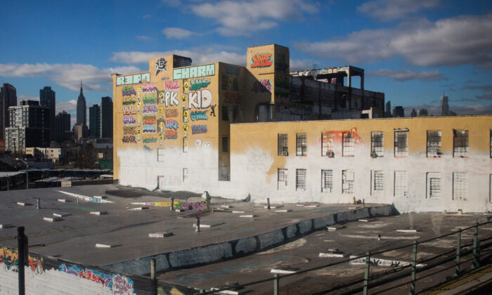 La meca del graffiti, 5 Pointz, se ve después de ser pintada por desarrolladores inmobiliarios, en el barrio de Long Island City del distrito de Queens, de Nueva York, el 19 de noviembre de 2013. (Andrew Burton/Getty Images)