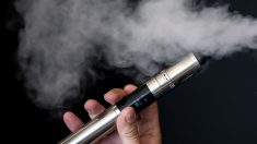 La FDA exige que compañías dejen de vender e-cigarettes saborizados dirigidos a jóvenes