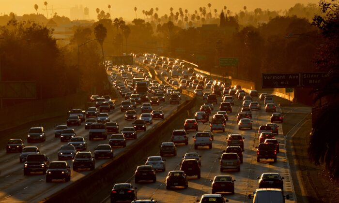 El tráfico pesado obstruye la autopista 101 en Los Ángeles, California, el 29 de agosto de 2014. (Mark Ralston/AFP a través de Getty Images)