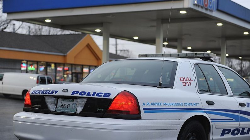 Una patrulla de la policía de Berkeley se encuentra en la tienda Mobil On-The-Run de Berkeley, Missouri, el 24 de diciembre de 2014. (Michael B. Thomas/AFP vía Getty Images)