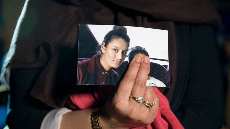 Renu Begum, la hermana mayor de Shamima Begum, de 15 años, sostiene la foto de su hermana mientras es entrevistada por los medios de comunicación en New Scotland Yard. Los familiares de tres colegialas desaparecidas que se cree que han huido a Siria para unirse al ISIS han suplicado que regresen a casa, el 22 de febrero de 2015 en Londres, Inglaterra. (Foto de Laura Lean - WPA Pool/Getty Images)