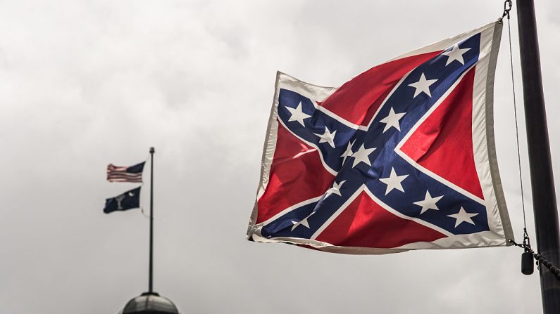 La bandera de batalla confederada ondea en los terrenos de la casa del estado de Carolina del Sur el 8 de julio de 2015 en Columbia, Carolina del Sur. (Sean Rayford/Getty Images)
