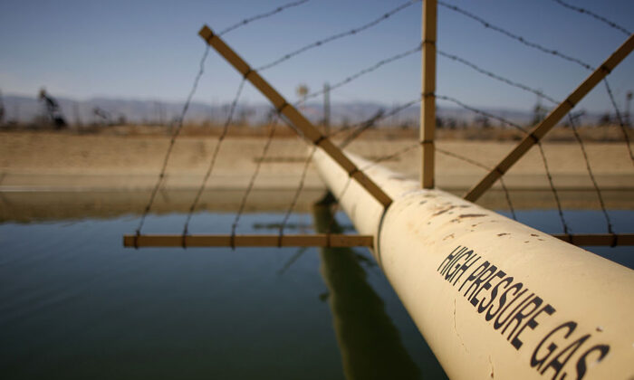 Una línea de gas de alta presión cruza sobre un canal en un campo de petróleo sobre la formación Monterey Shale, donde se utiliza la fracturación hidráulica, o fracking, para extraer gas y petróleo cerca de McKittrick, California, el 23 de marzo de 2014. (David McNew/Getty Images)