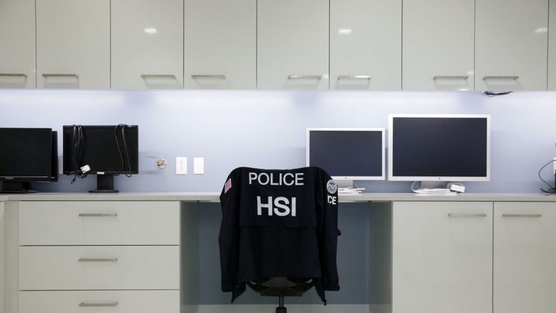 Un espacio de trabajo en el Centro contra Delitos Cibernéticos de ICE en Fairfax, Virginia, el 22 de julio de 2015. (Alex Wong/Getty Images)