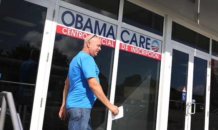 Alberto Abin sale de la oficina de la compañía de seguros UniVista después de comprar un plan de salud bajo la Ley de Cuidado de Salud Asequible, también conocido como Obamacare, en Miami, Florida, en diciembre de 2015. (Joe Raedle/Getty Images)