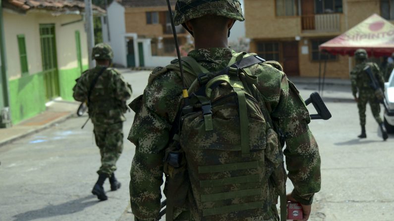 Soldados patrullan las calles en un municipio Colombia, el 16 de enero de 2016.  (Foto RAUL ARBOLEDA/AFP a través de Getty Images)
