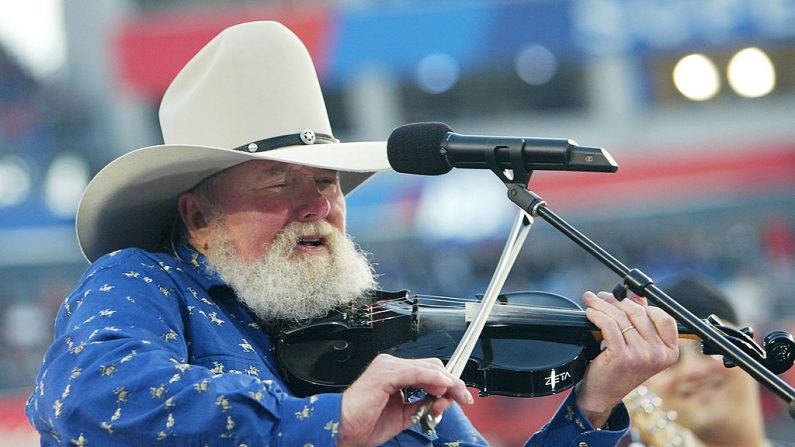 Charlie Daniels actúa antes del comienzo del Super Bowl XXXIX entre los New England Patriots y los Philadelphia Eagles en el Alltel Stadium el 6 de febrero de 2005 en Jacksonville, Floridab (EE.UU.).  (Foto de Jed Jacobsohn/Getty Images)