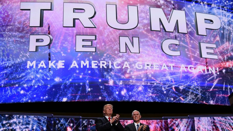 El entonces candidato presidencial republicano Donald Trump y Mike Pence hacen un gesto a la audiencia luego de aceptar la nominación del partido el último día de la Convención Nacional Republicana el 21 de julio de 2016, en Cleveland, Ohio. (TIMOTHY A. CLARY/AFP a través de Getty Images)