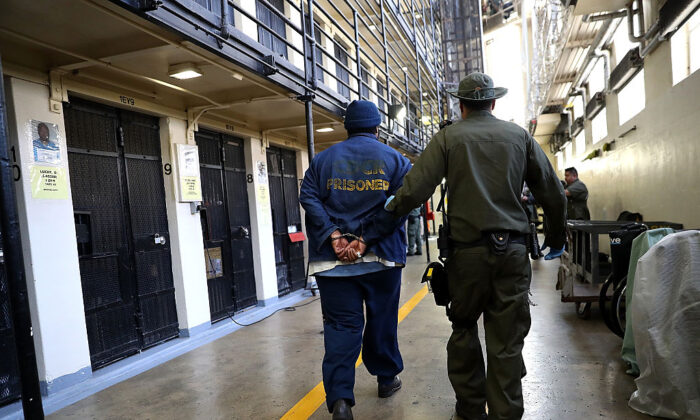 Un agente del Departamento de Correcciones y Rehabilitación de California (CDCR) escolta a un recluso condenado en el corredor de la muerte de la Prisión Estatal de San Quintín, California, el 15 de agosto de 2016. (Justin Sullivan/Getty Images)