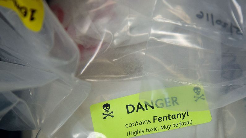 Bolsas de heroína, algunas con fentanilo, se exhiben antes de una conferencia de prensa sobre una importante redada de drogas, en la oficina del Fiscal General de Nueva York, el 23 de septiembre de 2016 en la ciudad de Nueva York. (Drew Angerer/Getty Images)
