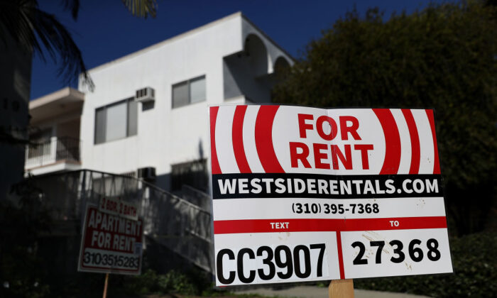 Un letrero señala una vivienda en alquiler frente a un edificio de apartamentos en Los Ángeles, California, el 1 de febrero de 2017. (Justin Sullivan/Getty Images)