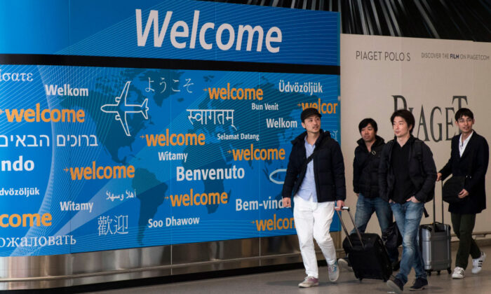 Los viajeros llegan a la terminal internacional del Aeropuerto Internacional John F. Kennedy, en Nueva York, el 6 de marzo de 2017. (Drew Angerer/Getty Images)