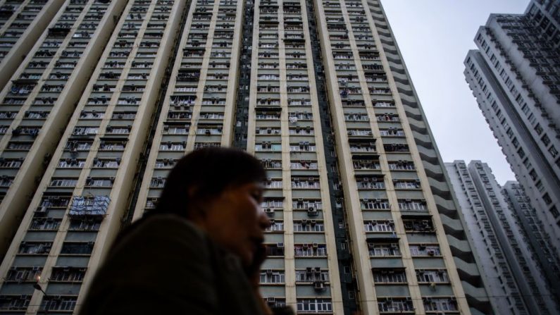Una mujer habla por teléfono frente a un edificio residencial de gran altura en una foto de archivo. (Anthony Wallace/AFP/Getty Images)
