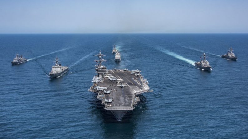Los destructores de misiles guiados USS Wayne E. Meyer (DDG 108), USS Michael Murphy (DDG 112) y USS Stethem (DDG 63), el crucero de misiles guiados USS Lake Champlain (CG 57) y los portaaviones USS Carl Vinson (CVN 70), junto con destructores de Corea del Sur patrullan el 3 de mayo de 2017 en el Océano Pacífico occidental. (Z.A. Landers/Marina de EE.UU. vía Getty Images)