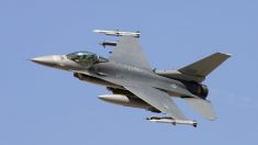 Un F-16 de la Fuerza Aérea de EE.UU. se estrelló en base de Nuevo México, el piloto resultó herido