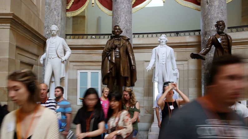 Una estatua del presidente de la Confederación Jefferson Davis (segundo por la izquierda) dentro del Salón de las Estatuas en el Capitolio el 17 de agosto de 2017 en Washington, DC. (Mark Wilson/Getty Images)