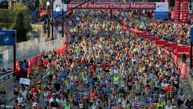 Los corredores se dirigen a Columbus Drive durante el Maratón de Chicago de Bank of America el 8 de octubre de 2017 en Chicago, Illinois (EE.UU.). (Foto de Dylan Buell/Getty Images)