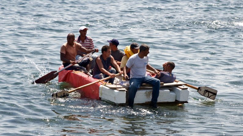 Foto de archivo de siete cubanos que permanecen en una embarcación casera momentos antes de ser arrestados por agentes militares cubanos el 4 de junio de 2009 en La Habana (Cuba). (Adalberto Roque/AFP/Getty Images)