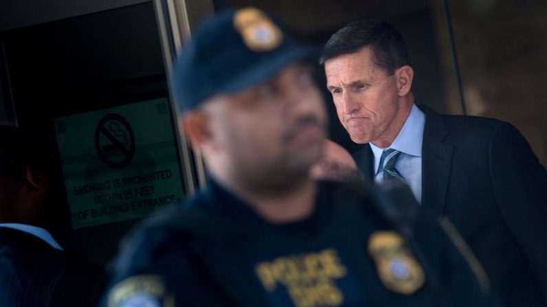El general Michael Flynn, exasesor de seguridad nacional del presidente de Estados Unidos, Donald Trump, deja el Tribunal Federal el 1 de diciembre de 2017 en Washington, DC. (BRENDAN SMIALOWSKI / AFP a través de Getty Images)