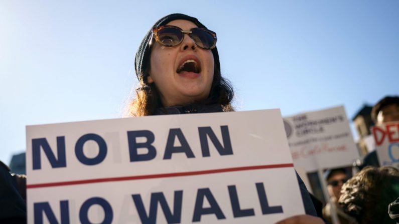 Activistas se reúnen durante una protesta para conmemorar el primer aniversario de la orden ejecutiva de la administración Trump que prohíbe viajar a Estados Unidos desde varios países propensos al terrorismo, en la ciudad de Nueva York, el 26 de enero de 2018. Drew Angerer/Getty Images