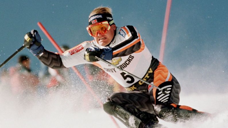 Finn Christian Jagge, de Noruega, pasa por una puerta el 22 de noviembre de 1997 durante la primera carrera de la Copa del Mundo de Slalom masculino en Park City, UT (EE.UU.). (DON EMMERT/AFP vía Getty Images)