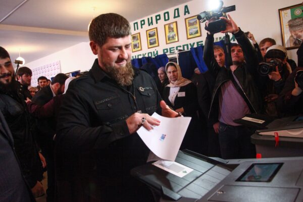 El líder de Chechenia, Ramzan Kadyrov, vota en las elecciones presidenciales de Rusia, en el asentamiento de Tsentoroy, en las afueras de Grozny, el 18 de marzo de 2018. (STR/AFP vía Getty Images)