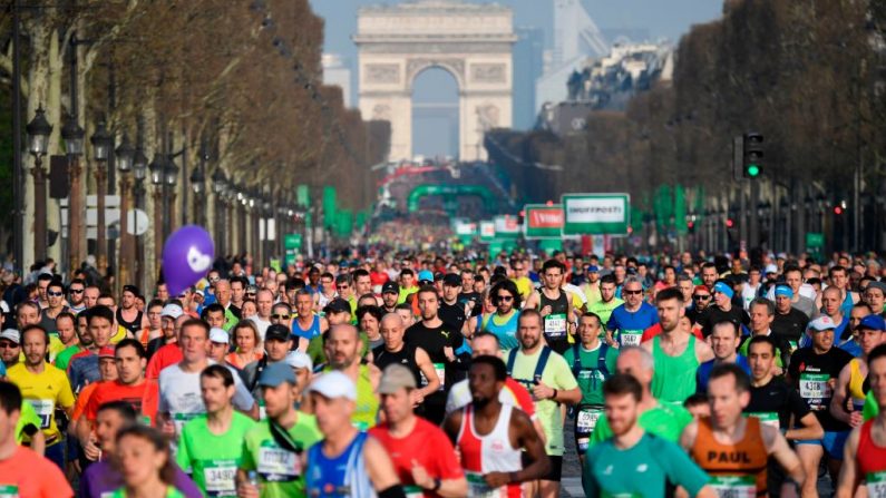 Los corredores compiten durante la 42ª edición del Maratón de París el 8 de abril de 2018 en París (Francia). (ERIC FEFERBERG/AFP a través de Getty Images)